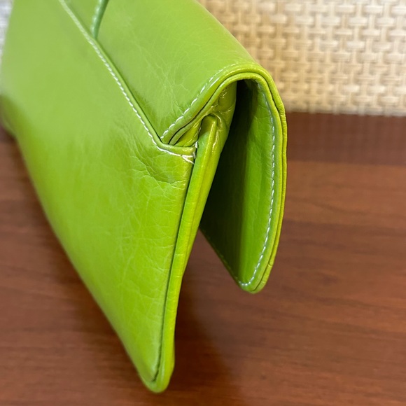 🌟3xHP🌟Bright Spring Green Faux Leather Convertible Clutch On Chain by Shiraleah - Picture 9 of 14